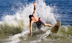 开云体育官网-大卫的投石索，佩雷兹高光助红牛二队鏖战梅赛德斯巨人