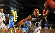 开云体育中国-独行侠队遭遇横扫，提前结束季后赛征程