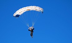 开云体育中国-铜墙铁壁对独舞，骑士窒息防守锁定胜局，哈利伯顿空砍统治级数据