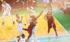 开云下载-詹姆斯砍下三双，率领凯尔特人队胜马刺队