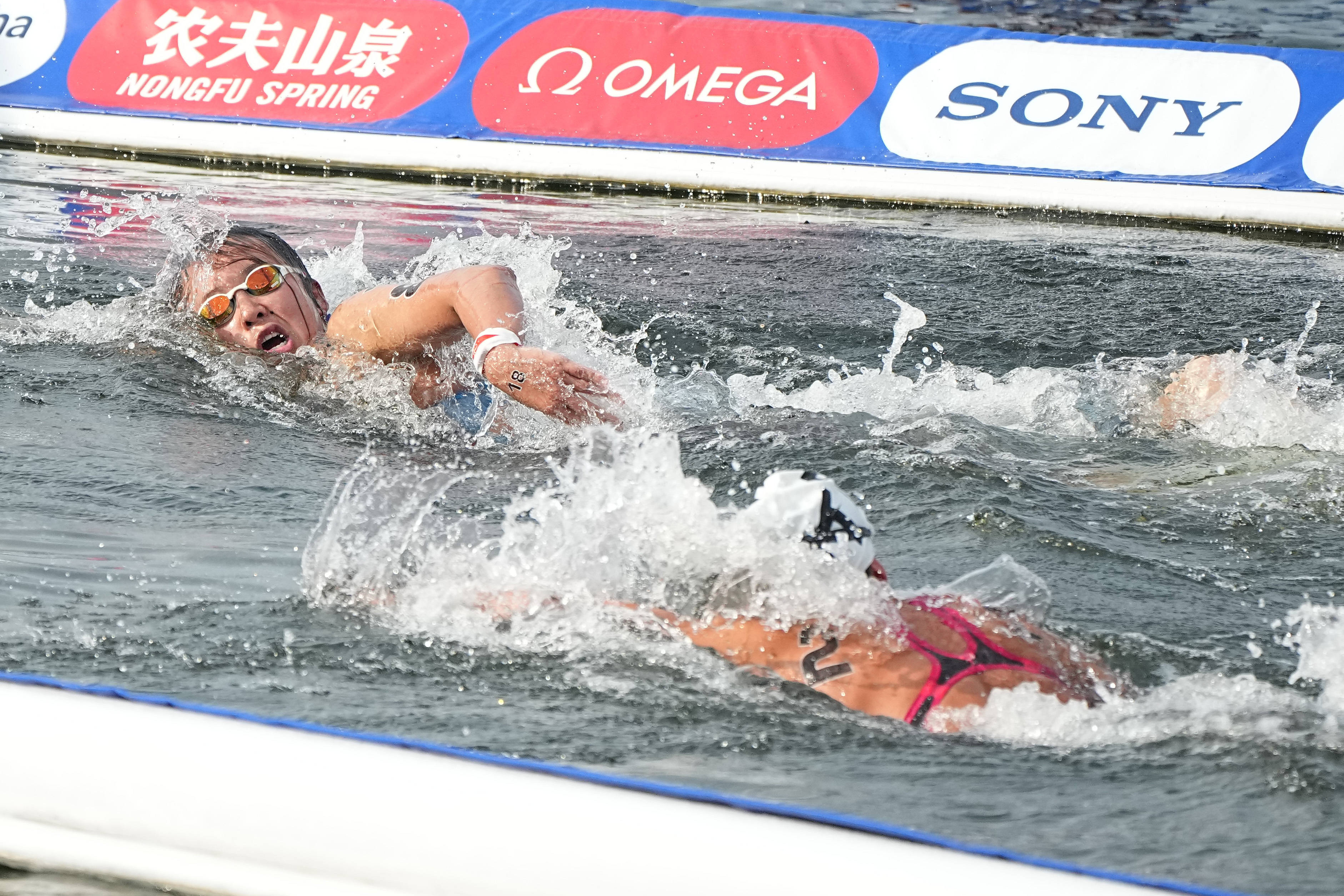 游泳比赛中，日本选手打破世界纪录夺得冠军