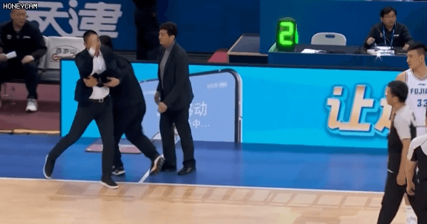 俱乐部主教练被批评战术失误