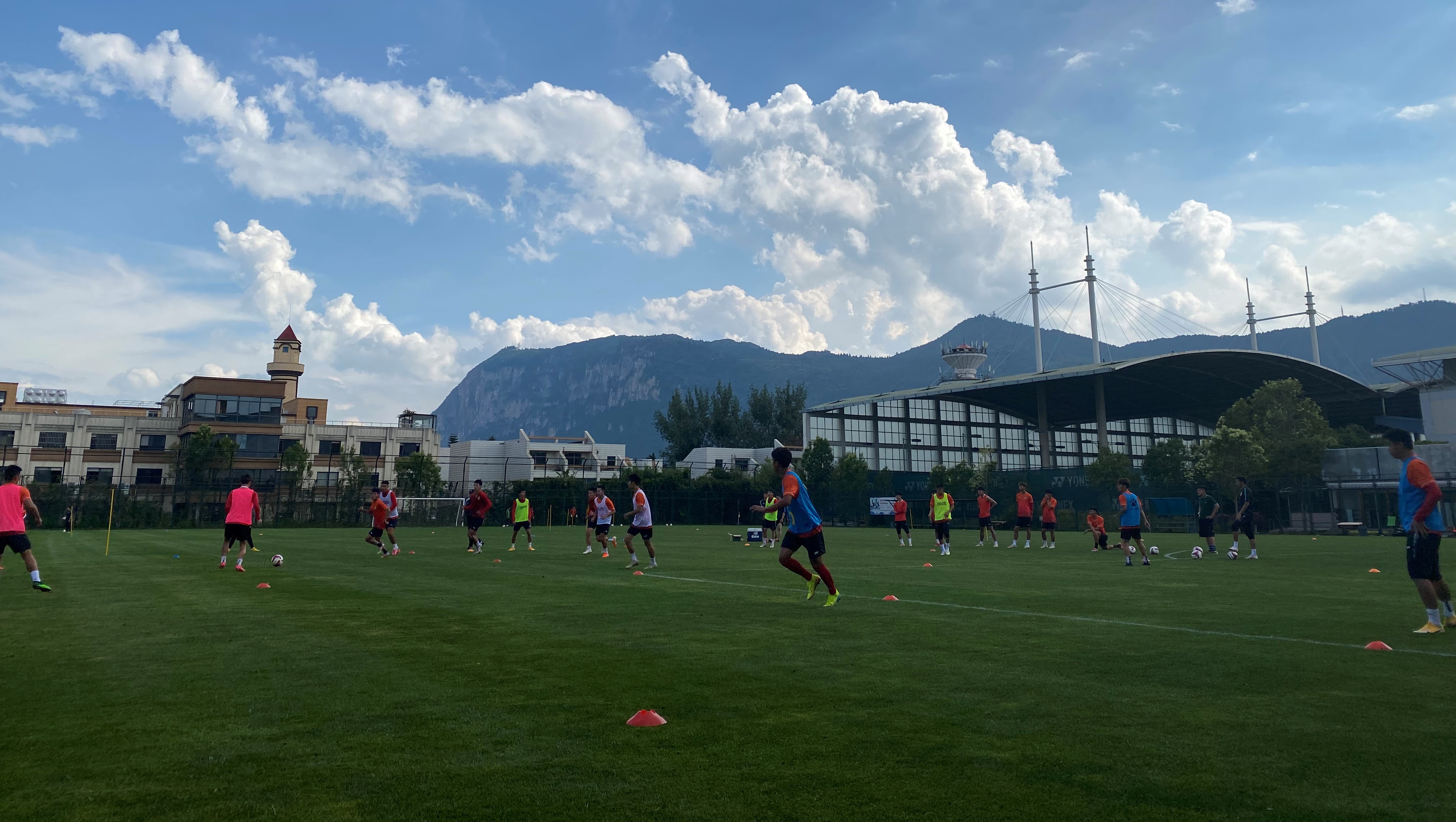 桃太郎狐狸赛前备战，球队团结一心