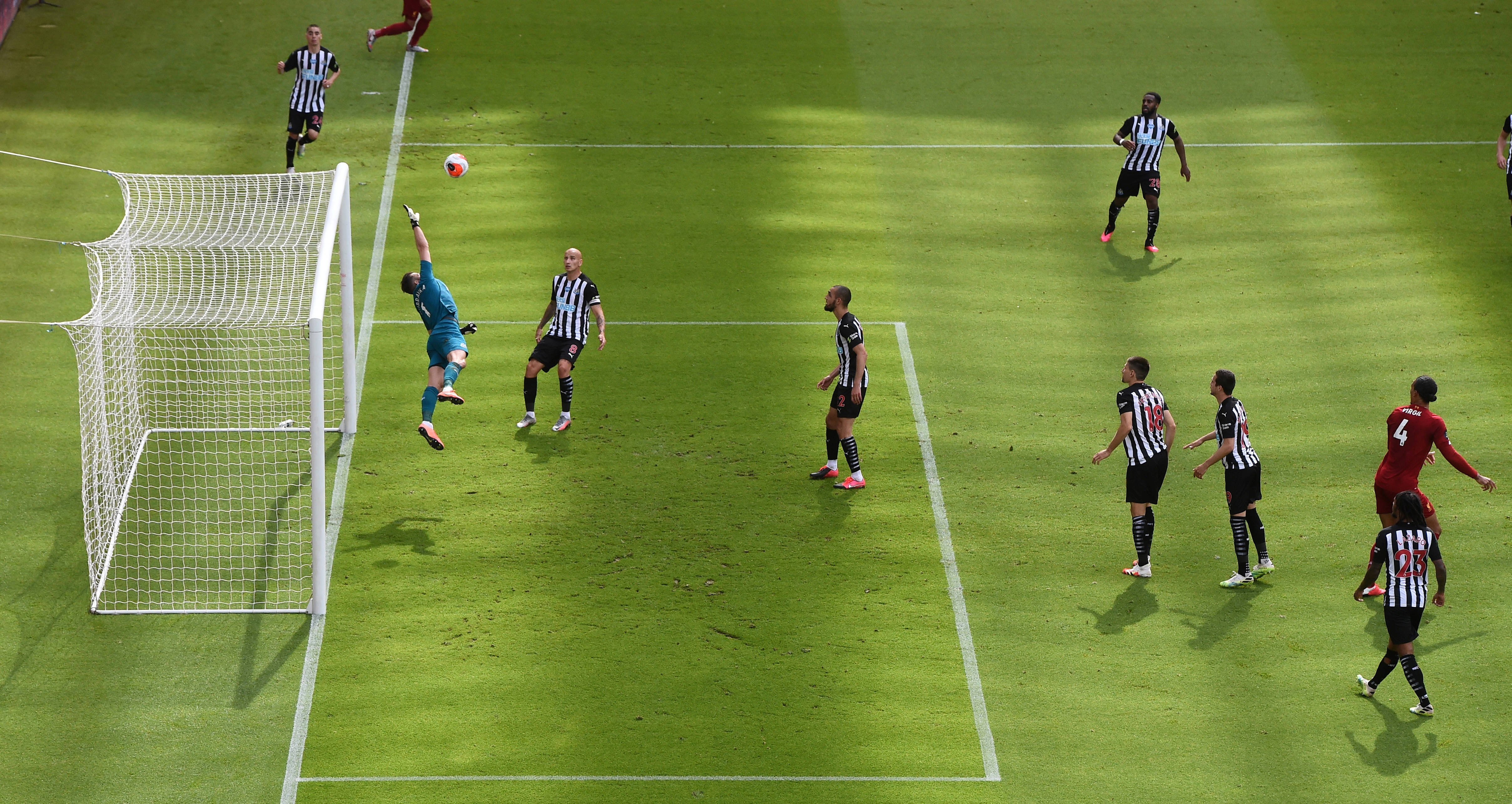 足球比赛中球员间对抗，技术对决