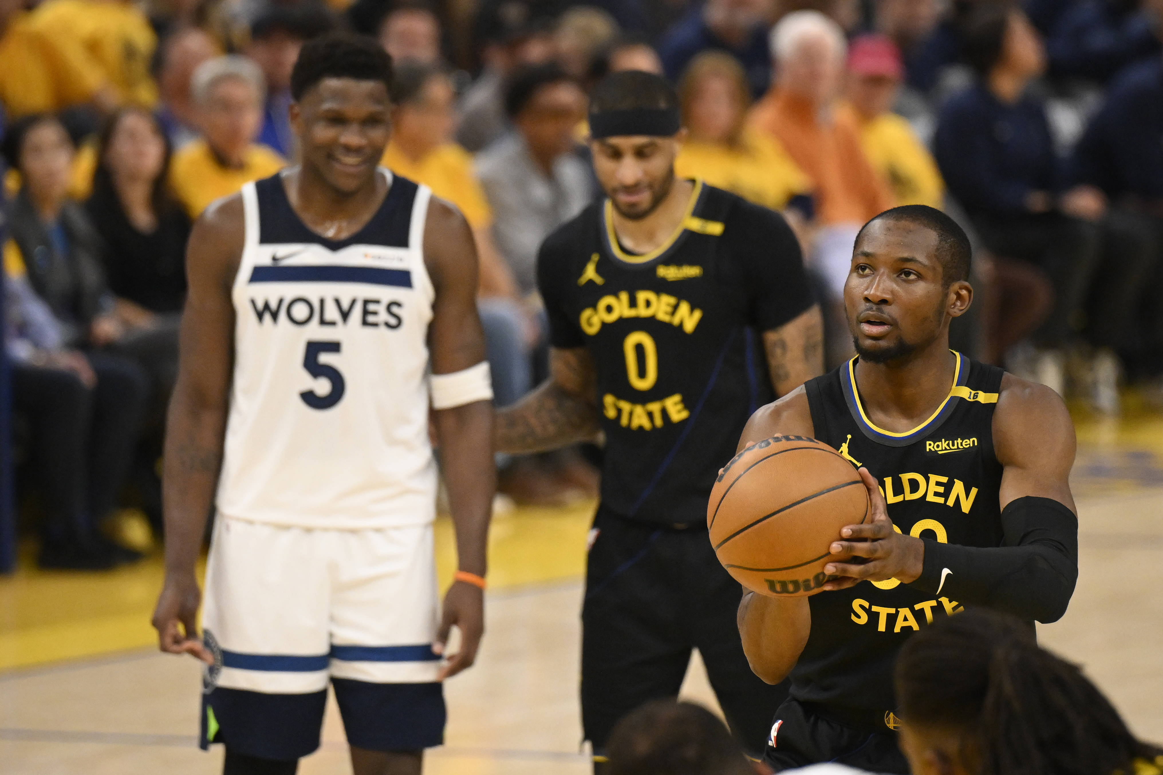 勇士队球员进行赛季后恢复训练备战 勇士队球员进行赛季后恢复训练备战