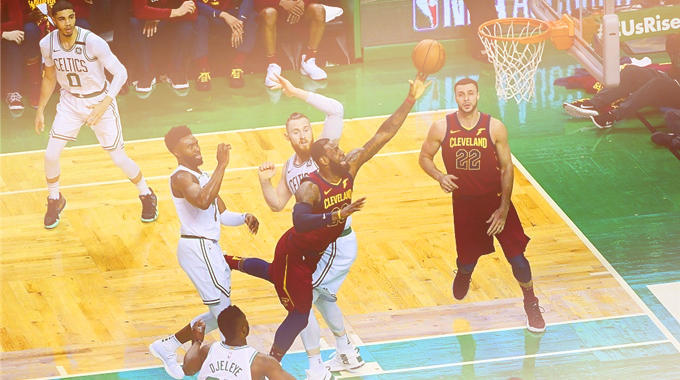 詹姆斯砍下三双，率领凯尔特人队胜马刺队