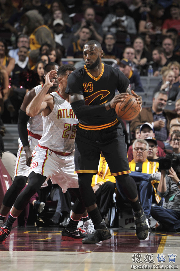 老鹰逆转骑士，场内激烈对抗看点十足