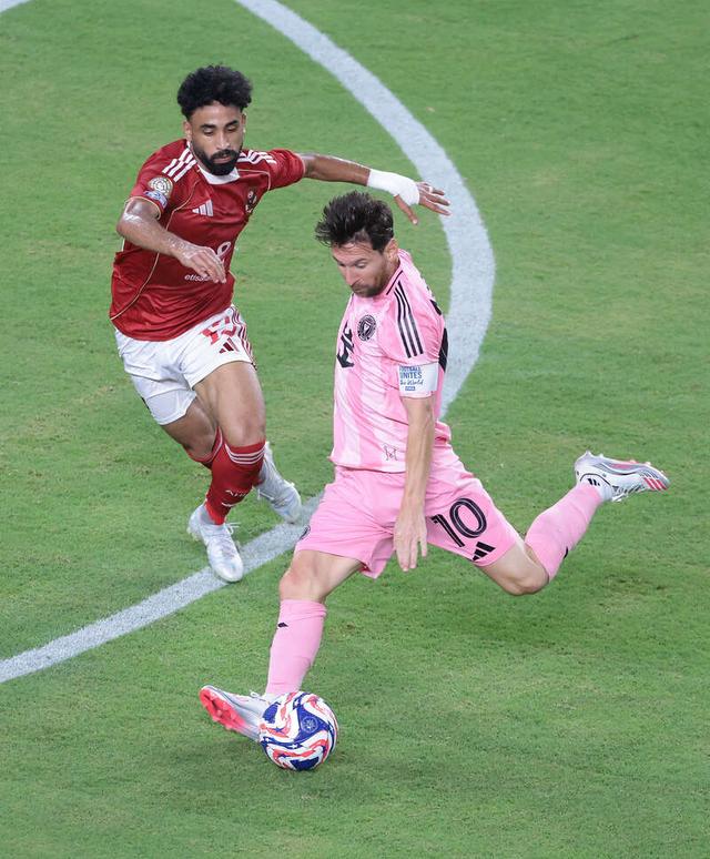 激情足球赛事，球星卓绝表现惊艳全场