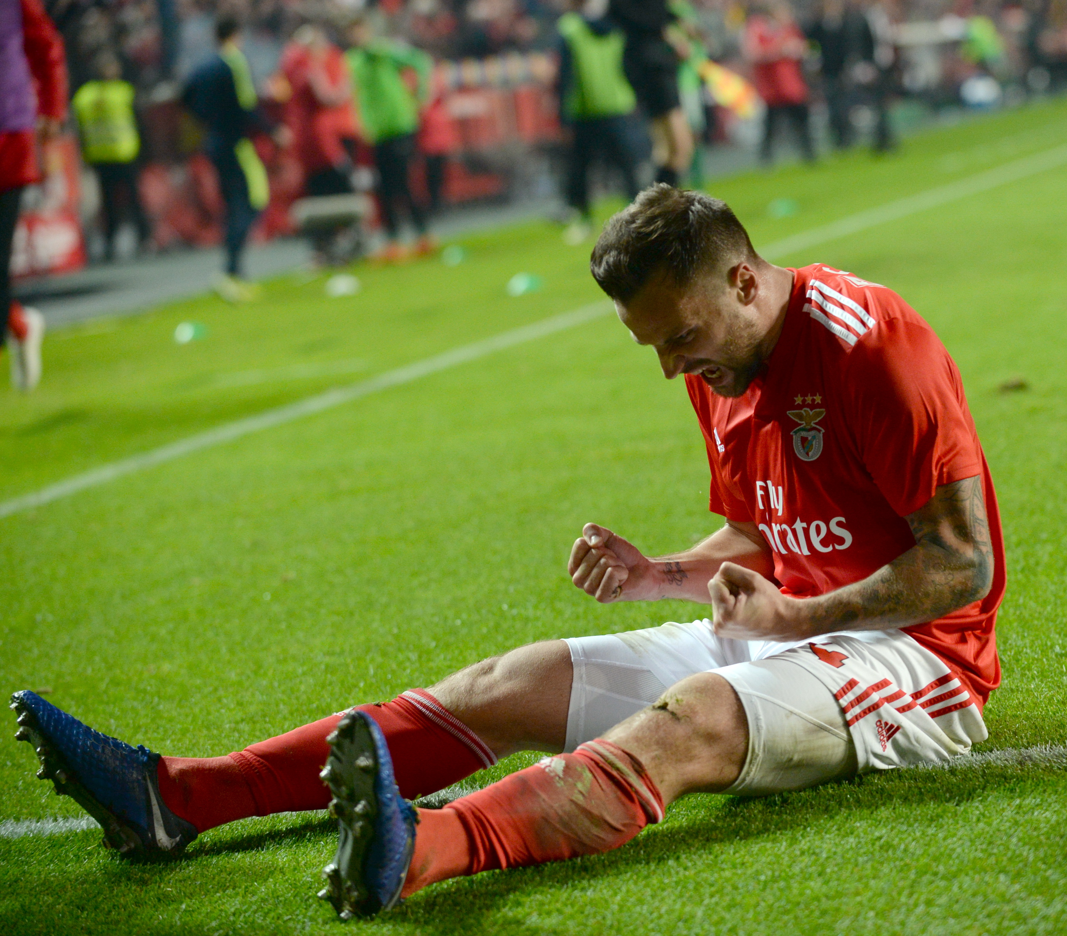 激情足球赛事，球星卓绝表现惊艳全场