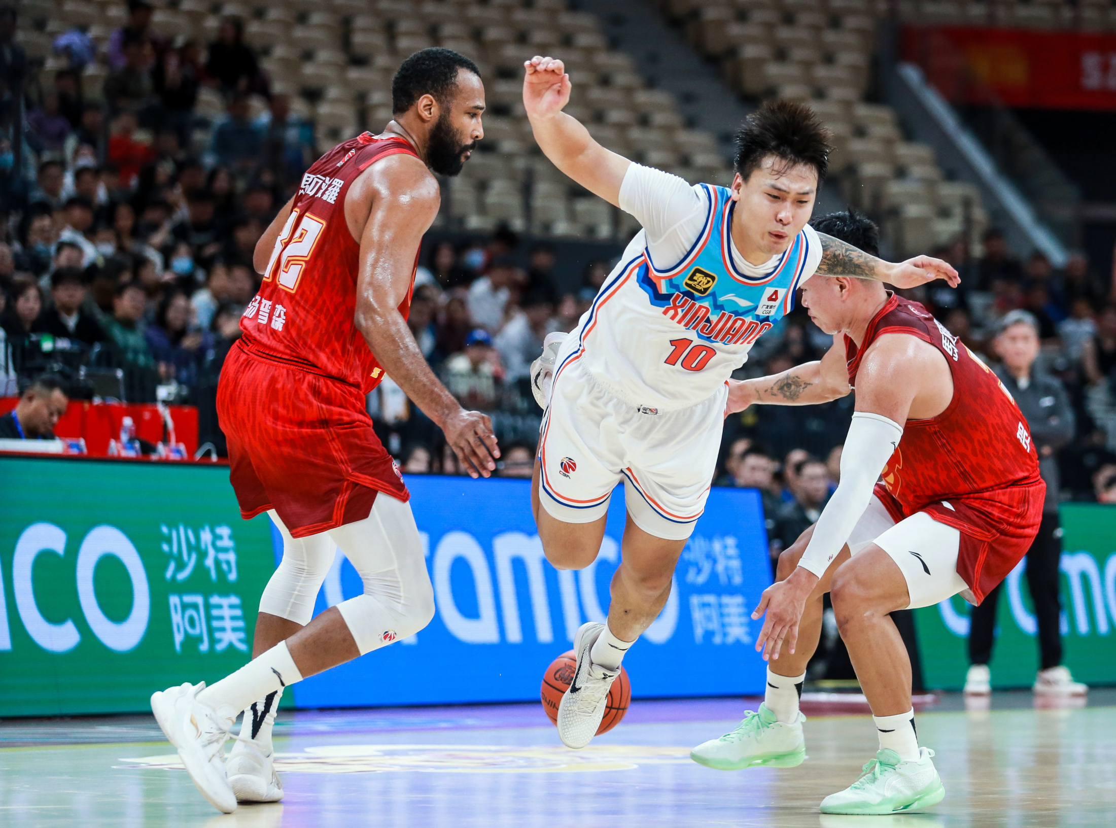 热火鏖战新疆队,浓眉哥扛起全队的简单介绍 热火鏖战新疆队,浓眉哥扛起全队的简单介绍